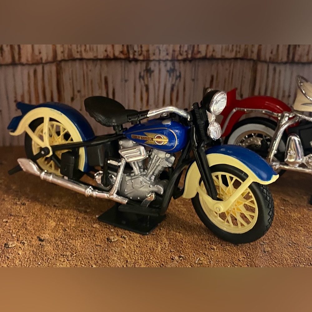 Harley-Davidson Motorcycle Model Set - Picture 7 of 11